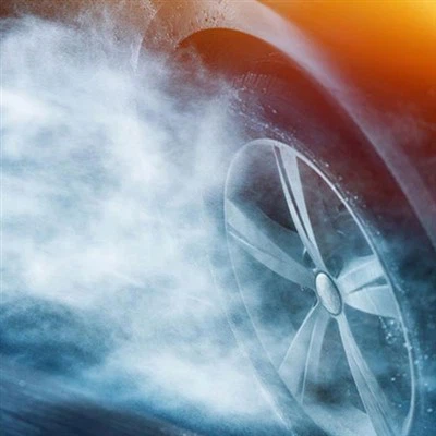 Care sunt potențialele pericole ale reactivilor chimici utilizați în teste?